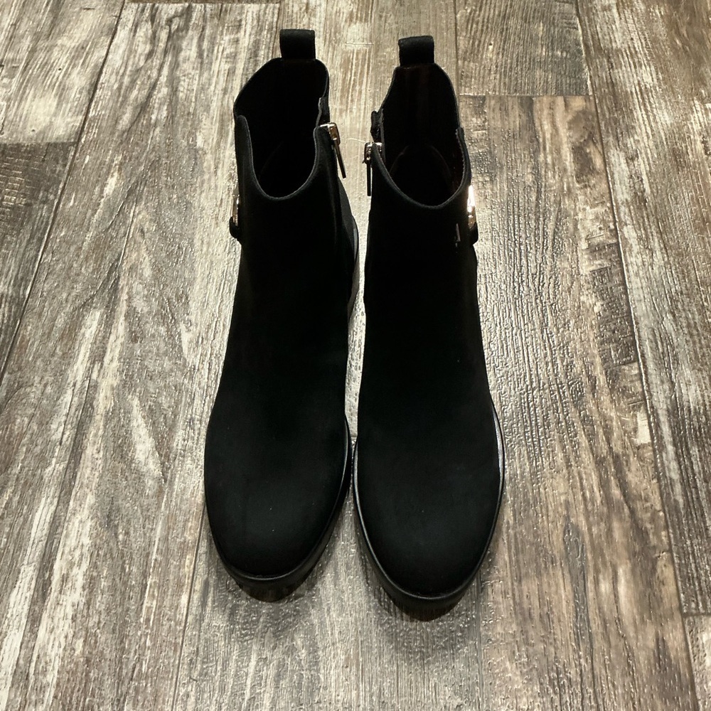 Tommy Hilfiger Women's Black Ankle Booties with Gold Accent Size 8.5 - Picture 7 of 16